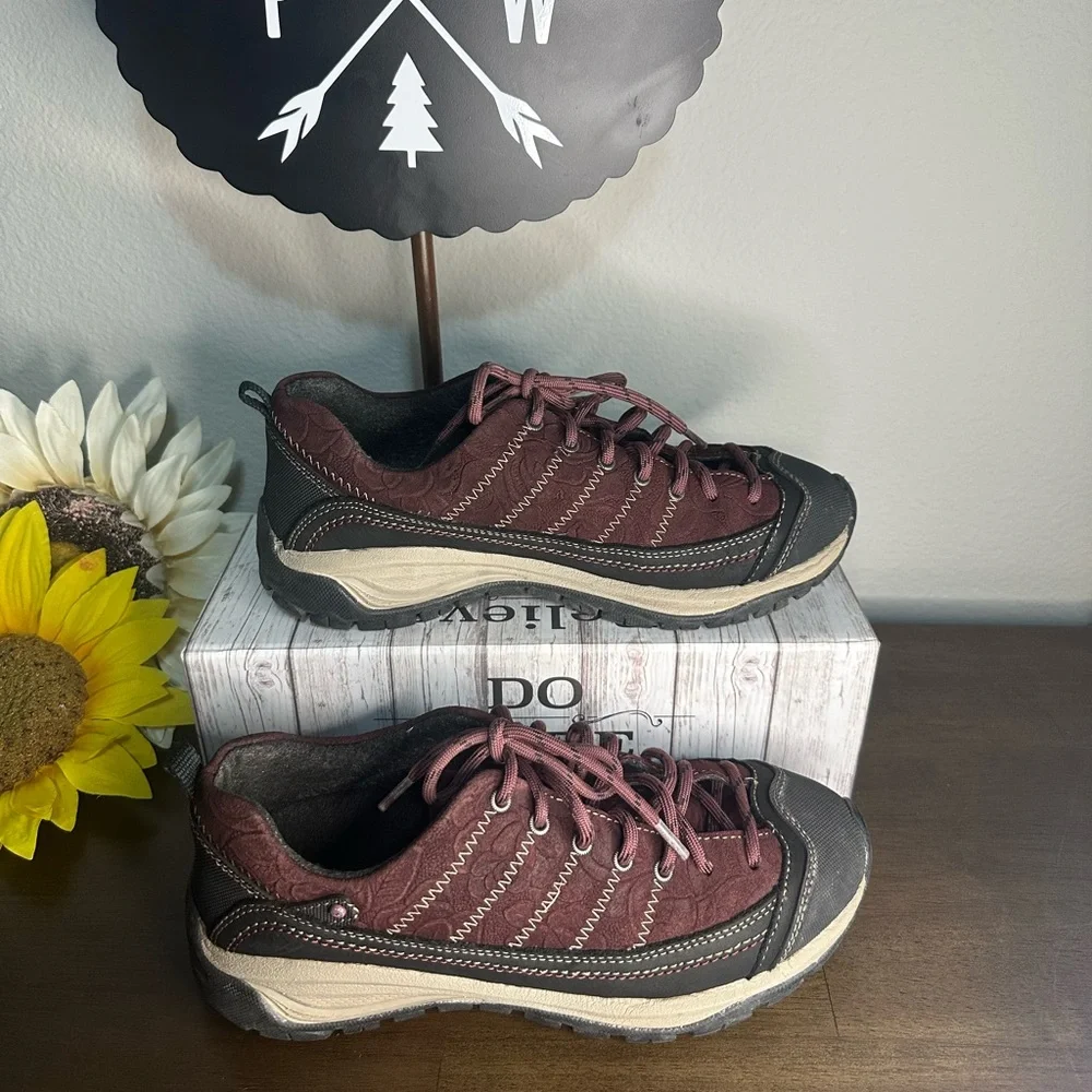 Taos Women's Motion City Hiker Burgundy/Black Embossed Suede Gorpcore Hiker ~ 7 - Picture 8 of 9